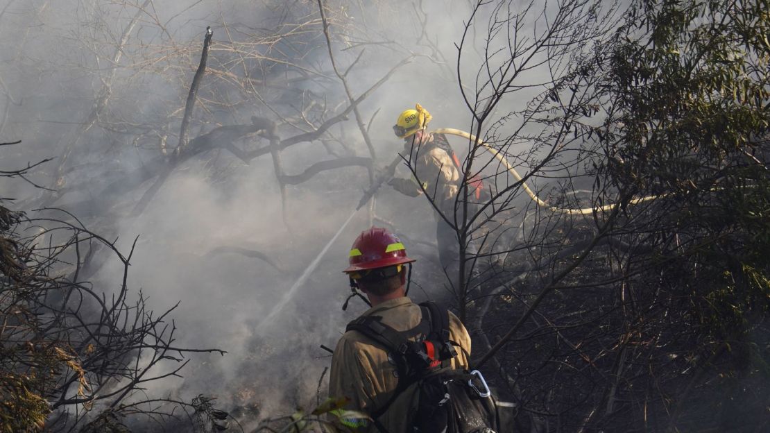 Los bomberos luchan contra el incendio Gilman cerca de la comunidad de La Jolla en San Diego el jueves.