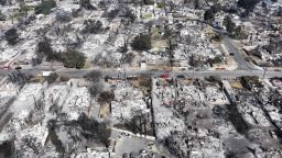 Vista aérea de las casas que se quemaron en el incendio Eaton el 19 de enero en Altadena, California.