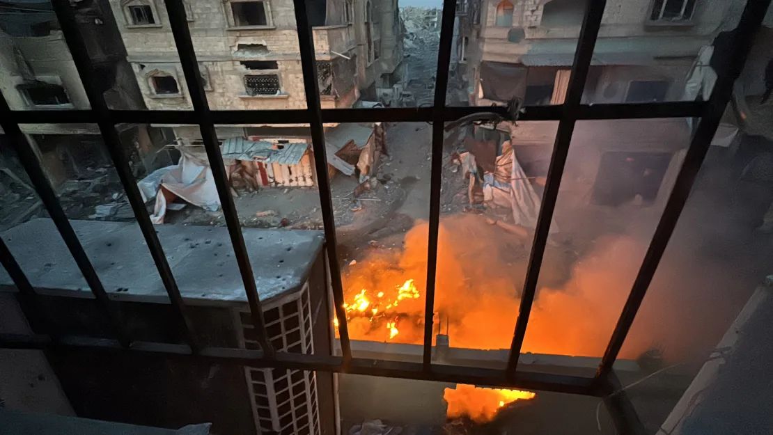 Un incendio arde frente al hospital Kamal Adwan en Beit Lahiya durante una operación militar israelí en curso.