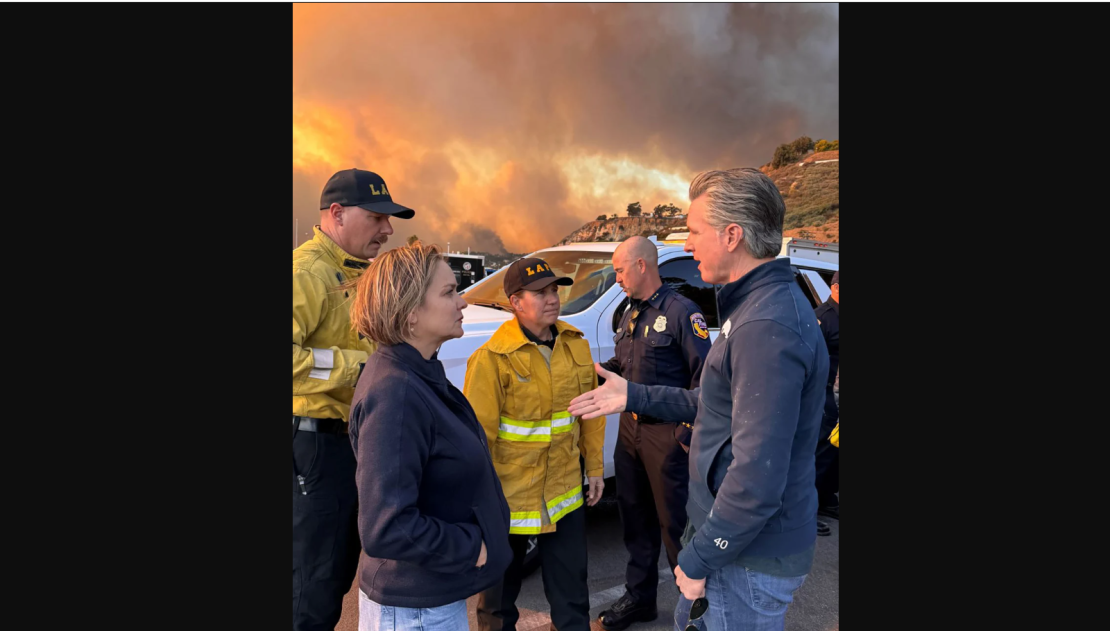 Traci Parks, concejala de Los Ángeles, habla con Kristin Crowley, Jefa de Bomberos de Los Ángeles, y Gavin Newsom, Gobernador de California.