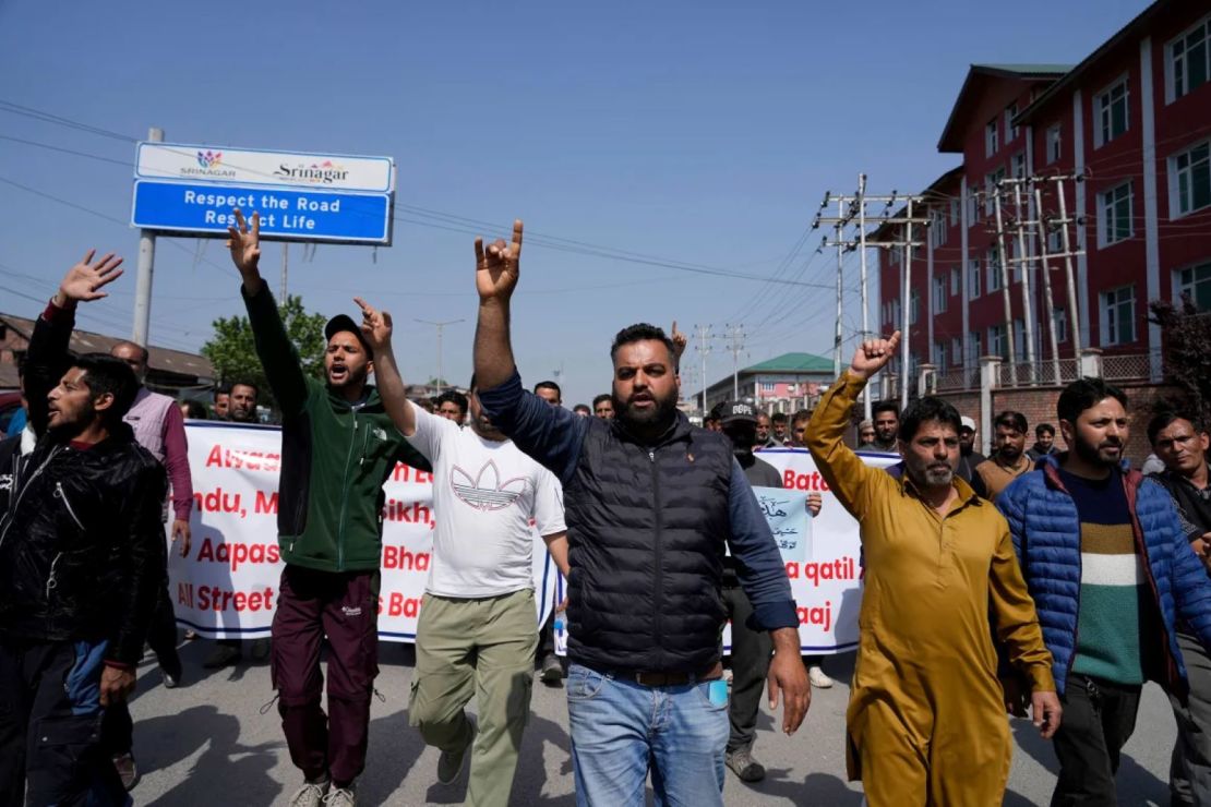 Los residentes gritan consignas durante una protesta en Srinagar, Jammu y Cachemira, el 23 de abril.