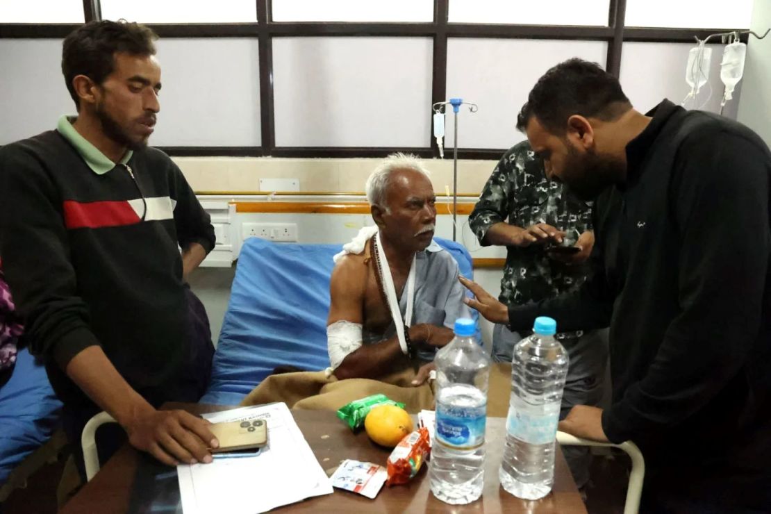 Hombres armados abren fuego contra turistas en el Himalaya: se reportaron al menos 26 muertos | Al Dia Media Un hombre que resultó herido en el ataque recibe tratamiento en un hospital en el distrito montañoso de Anantnag el 22 de abril.