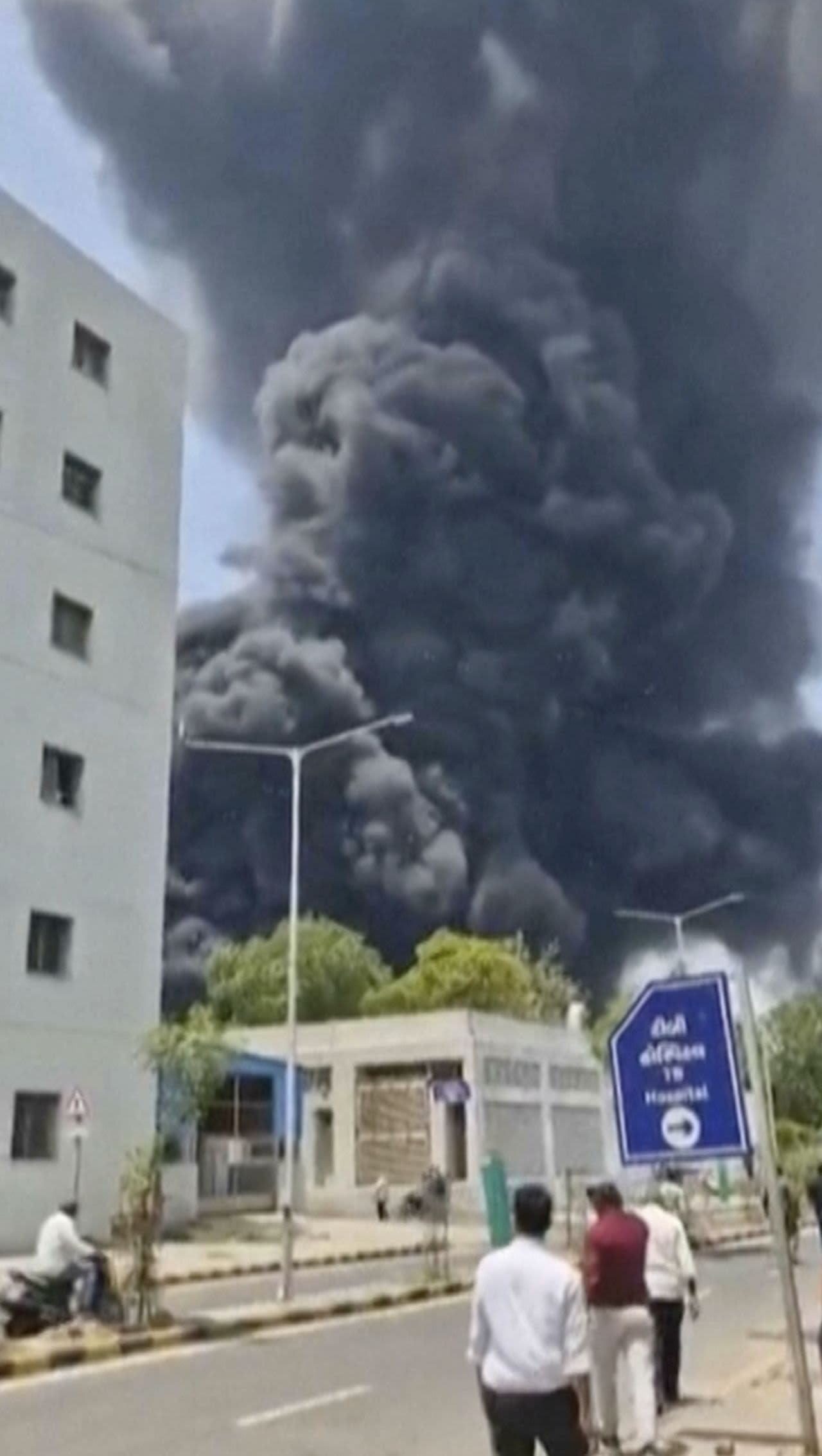 Se eleva humo tras el accidente aéreo en Ahmedabad, estado de Gujarat, India, el jueves.