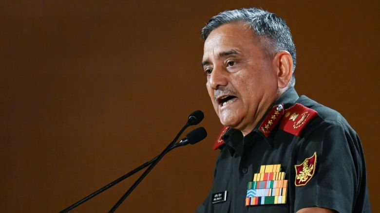 El Jefe del Estado Mayor de la Defensa de la India, Anil Chauhan, habla durante un acto en Nueva Delhi el 18 de julio de 2024.