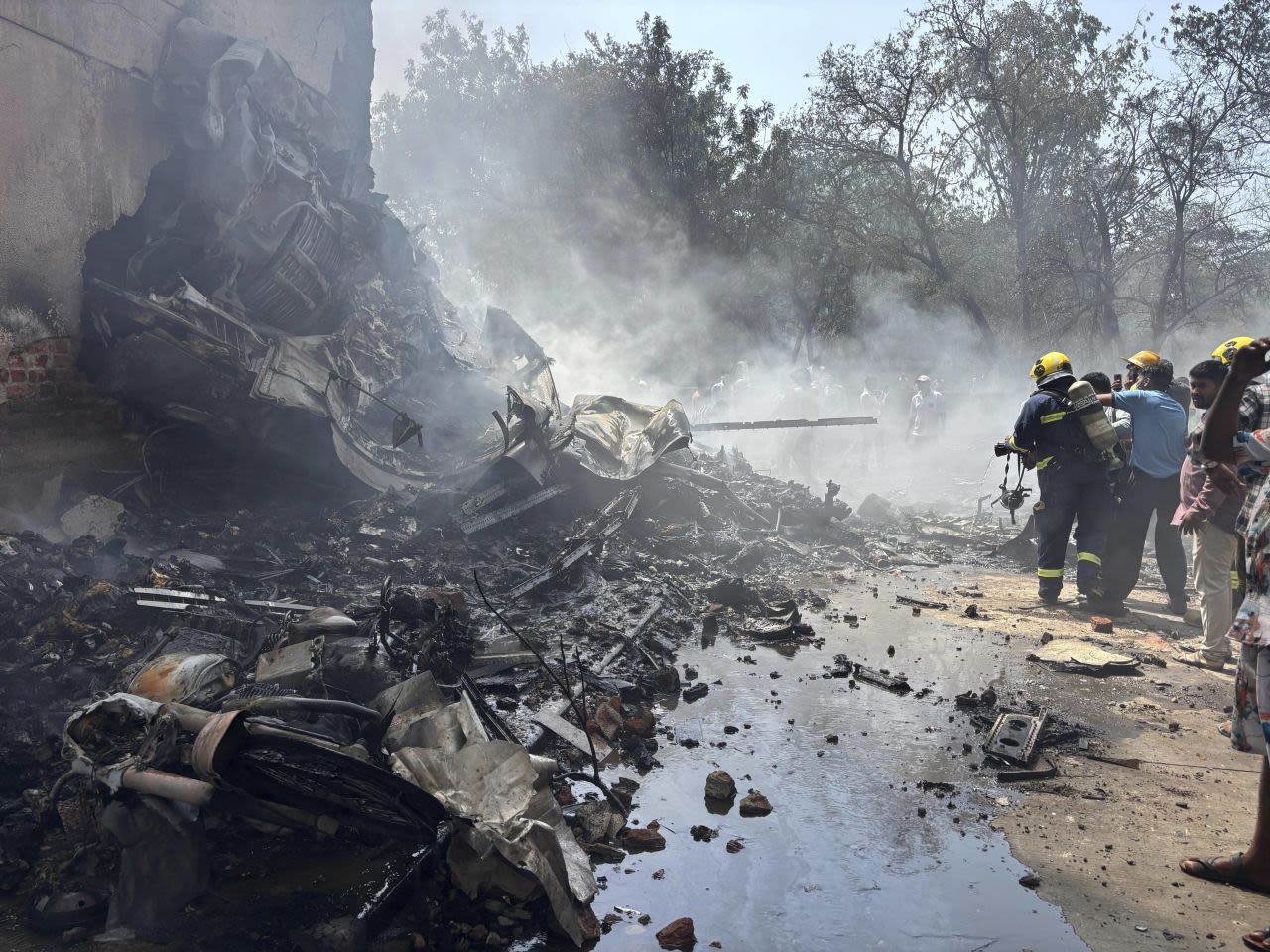 Bomberos trabajan en el lugar del accidente aéreo ocurrido el jueves en la ciudad de Ahmedabad, en el noroeste de India, en el estado de Gujarat.