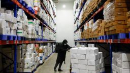 Un trabajador empuja un carrito de camarones congelados envasados ​​en una fábrica en las afueras de Vishakhapatnam, India.