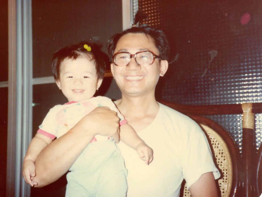 Chang en su antigua casa de Taiwán en 1979 con su hija Ann.