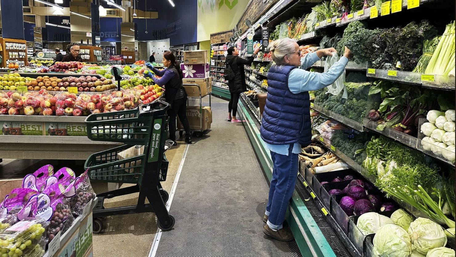 Gente comprano alimentos en Chicago, el 25 de octubre.