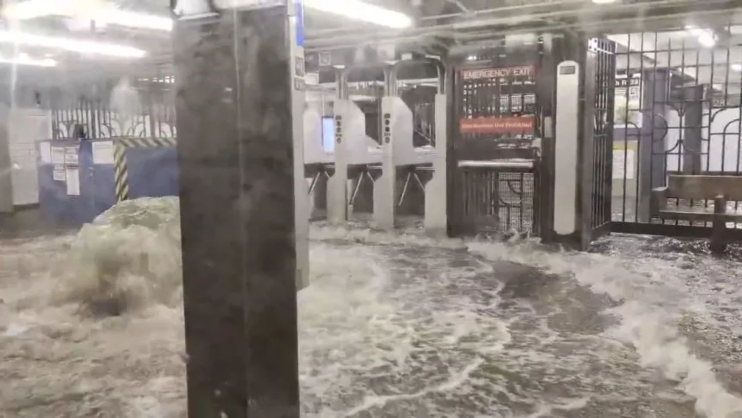 El agua brota cerca de un torniquete de venta de billetes en la estación de la calle 28 en la ciudad de Nueva York el lunes.
