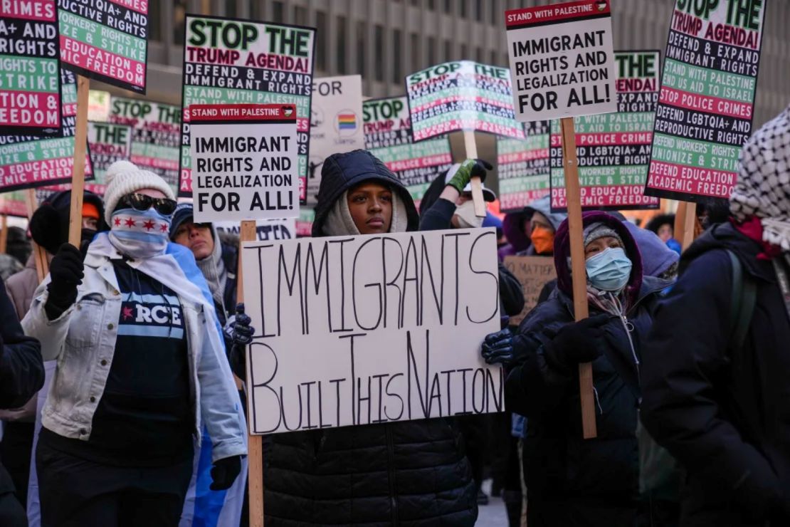 Sonia Rosa Sifore y otros manifestantes contra Trump se reúnen en la plaza federal de Chicago para hacer un mitin por varios temas, incluidos los derechos de los inmigrantes, la guerra Israel-Hamas, los derechos reproductivos de las mujeres, la igualdad racial y otros, el día de la investidura del presidente Trump, este lunes.