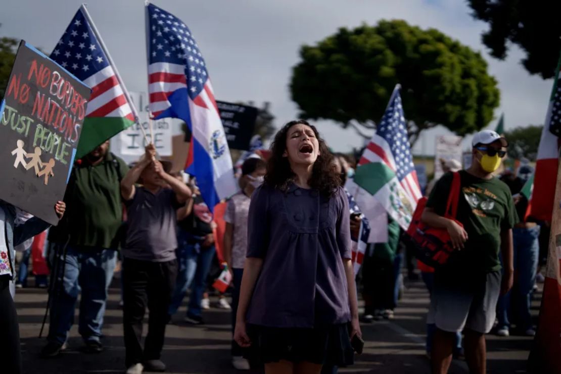 La gente asiste a una manifestación y marcha en Oxnard, California, el 11 de julio después de que alrededor de 200 personas fueran detenidas por agentes federales durante una redada en una granja de cannabis en la cercana Camarillo.
