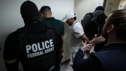 Los inmigrantes son detenidos por agentes de Inmigración y Control de Aduanas de Estados Unidos dentro del tribunal Federal Plaza en la ciudad de Nueva York el 26 de junio.<br /><br />