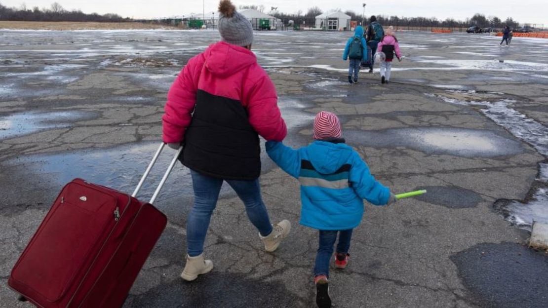 Las familias migrantes entran y salen del albergue para migrantes Floyd Bennett Field el 25 de diciembre de 2024, en el barrio de Queens, Nueva York.