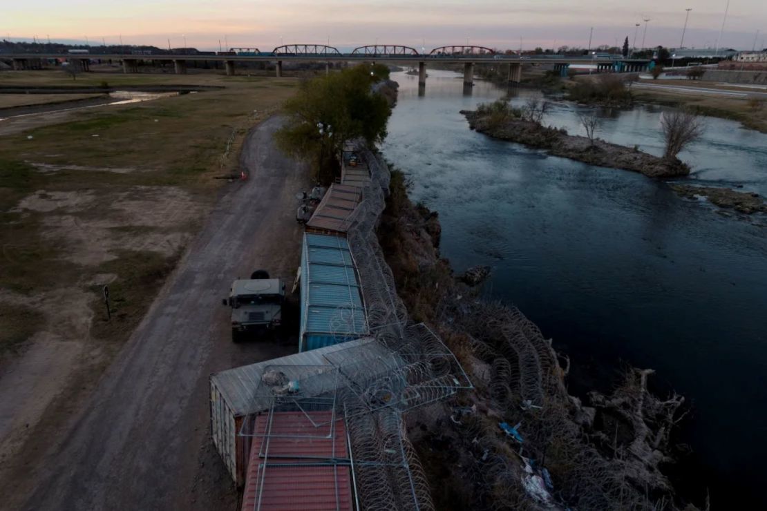 Vista de dron de las barreras de contenedores de envío a lo largo de la orilla del río Grande en Eagle Pass, Texas, el día de la toma de posesión presidencial de Donald Trump este lunes.