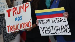 El 13 de febrero de 2025, en Miami, Florida, la gente se une para apoyar una resolución a favor de restablecer el estatus de protección temporal para los venezolanos.