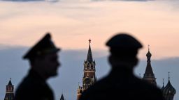 Militares rusos junto a la torre Spasskaya del Kremlin y la catedral de San Basilio antes del ensayo del desfile militar del Día de la Victoria en el centro de Moscú, el 27 de abril de 2023.