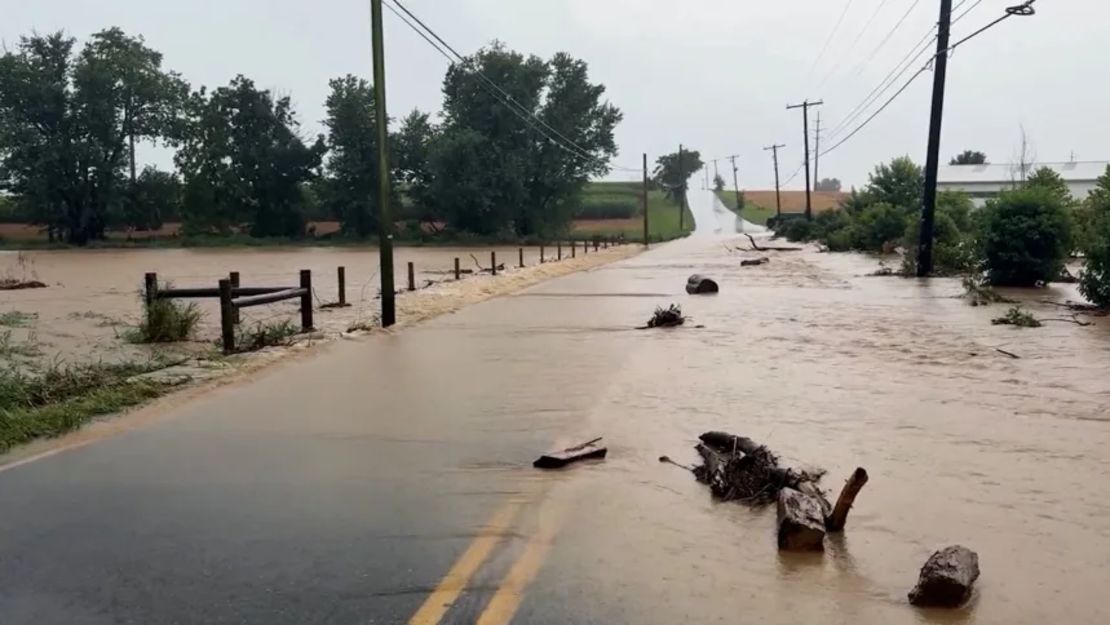El Agua Cubre Una Carretera en El Condado de Lancaser, Pensilvania, Luego de Fuertes lluvias del Lunes.