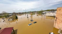 El agua cubrió las carreteras tras las inundaciones extremas ocurridas el viernes en Hopkinsville, Kentucky. Se declaró el estado de emergencia ante la crecida de las aguas y las condiciones peligrosas.