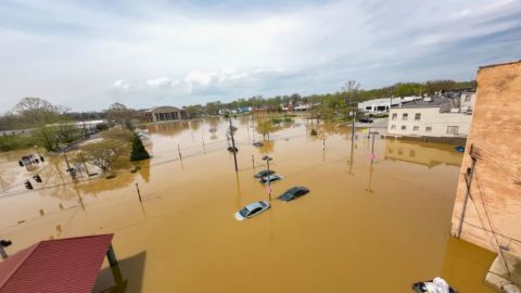 El agua cubrió las carreteras tras las inundaciones extremas ocurridas el viernes en Hopkinsville, Kentucky. Se declaró el estado de emergencia ante la crecida de las aguas y las condiciones peligrosas.