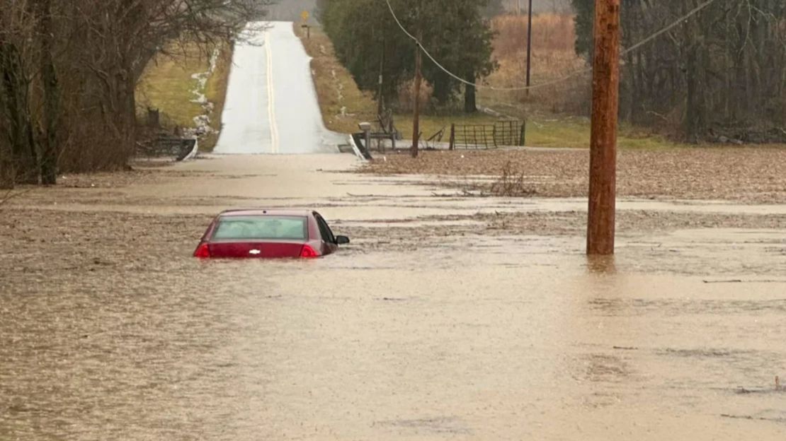 Un automóvil está parcialmente sumergido por las aguas de la inundación cerca de Bowling Green, Kentucky, el sábado 15 de febrero de 2025.