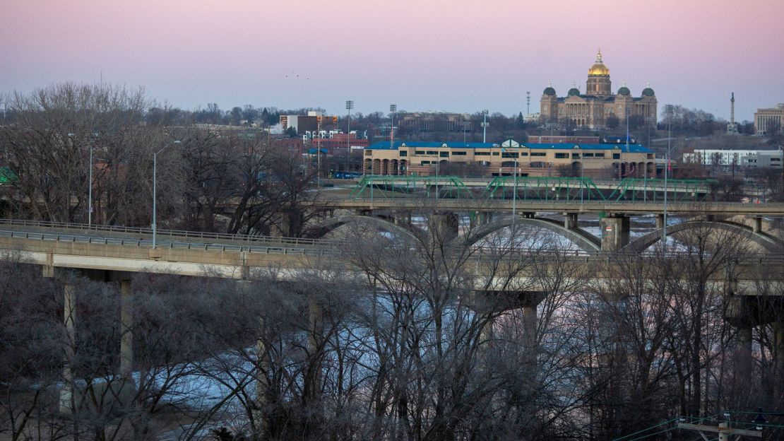 El sol se pone sobre el edificio del Capitolio del Estado de Iowa en Des Moines, Iowa. Cuando los legisladores allí comenzaron a debatir una ley estatal de inmigración el año pasado, Susana dice que la mentalidad de su familia comenzó a cambiar.