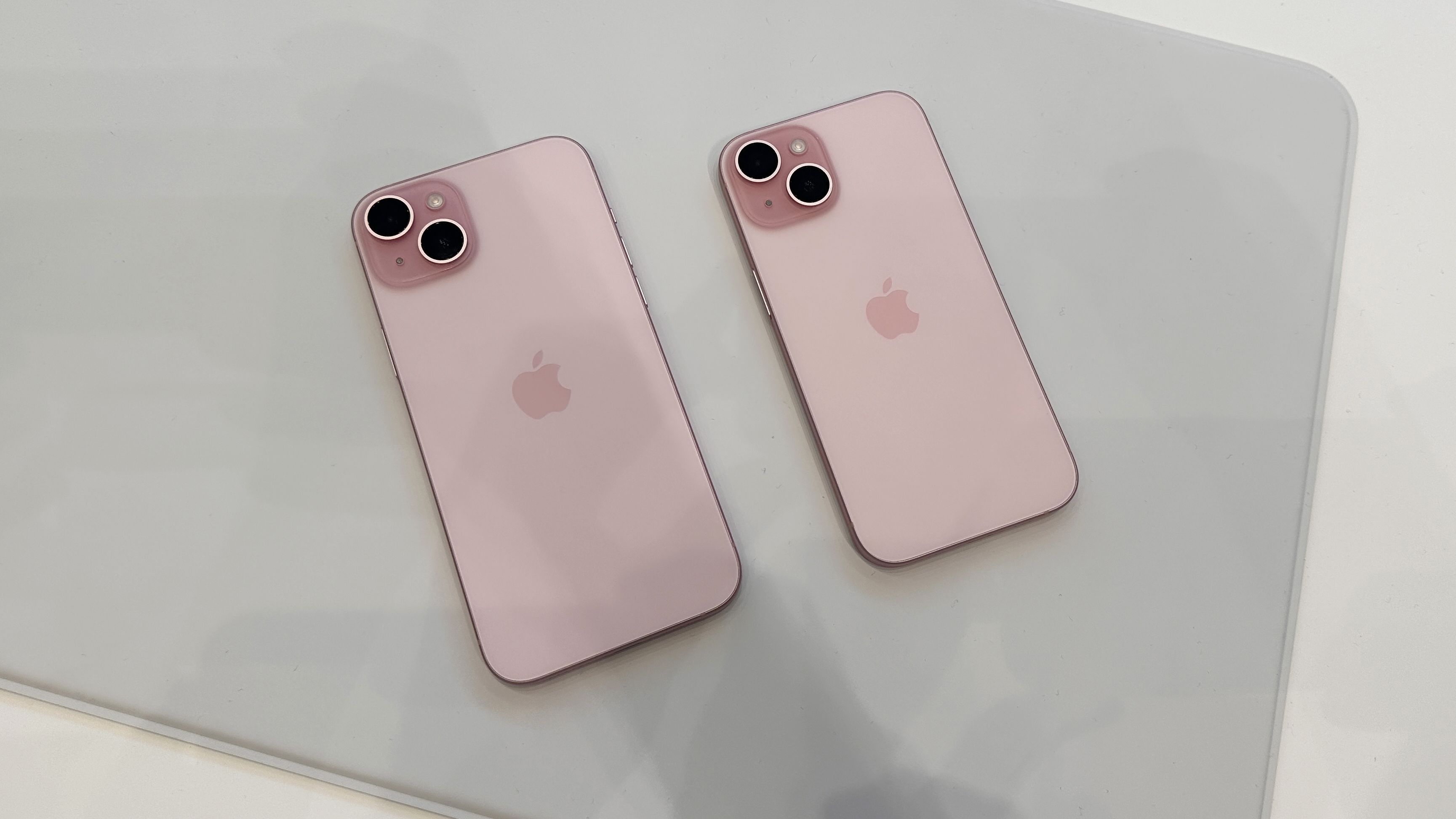 iPhone 15 Plus hồng cháy hàng: Quá đẹp dành cho chị em