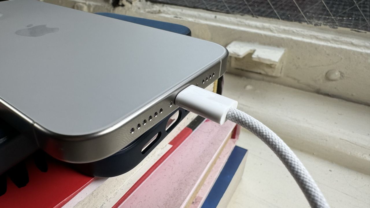 Rishikimi i iPhone 15 Pro Max usb-c i kyçur në cnnu.jpg