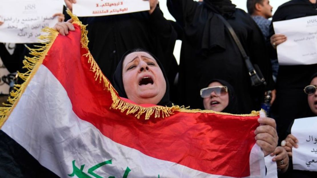 Manifestantes se reúnen para protestar contra una ley propuesta para permitir el matrimonio infantil en la Plaza Tahrir en Bagdad, Iraq, 8 de agosto de 2024.