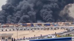 Al menos 28 personas murieron y 800 resultaron heridas en una gran explosión en el puerto de <a href="https://www.cnn.com/2025/02/13/middleeast/iran-is-rearming-its-missile-program-and-a-ship-of-supplies-just-arrived-from-china-western-sources-say/index.html">Bandar Abbas</a>, en el sur de Irán, según informan medios estatales.