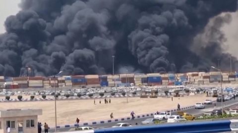 Al menos 28 personas murieron y 800 resultaron heridas en una gran explosión en el puerto de <a href="https://www.cnn.com/2025/02/13/middleeast/iran-is-rearming-its-missile-program-and-a-ship-of-supplies-just-arrived-from-china-western-sources-say/index.html">Bandar Abbas</a>, en el sur de Irán, según informan medios estatales.