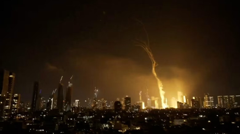 Esta imagen de vídeo muestra unos ataques en Tel Aviv, Israel, el 13 de junio de 2025.