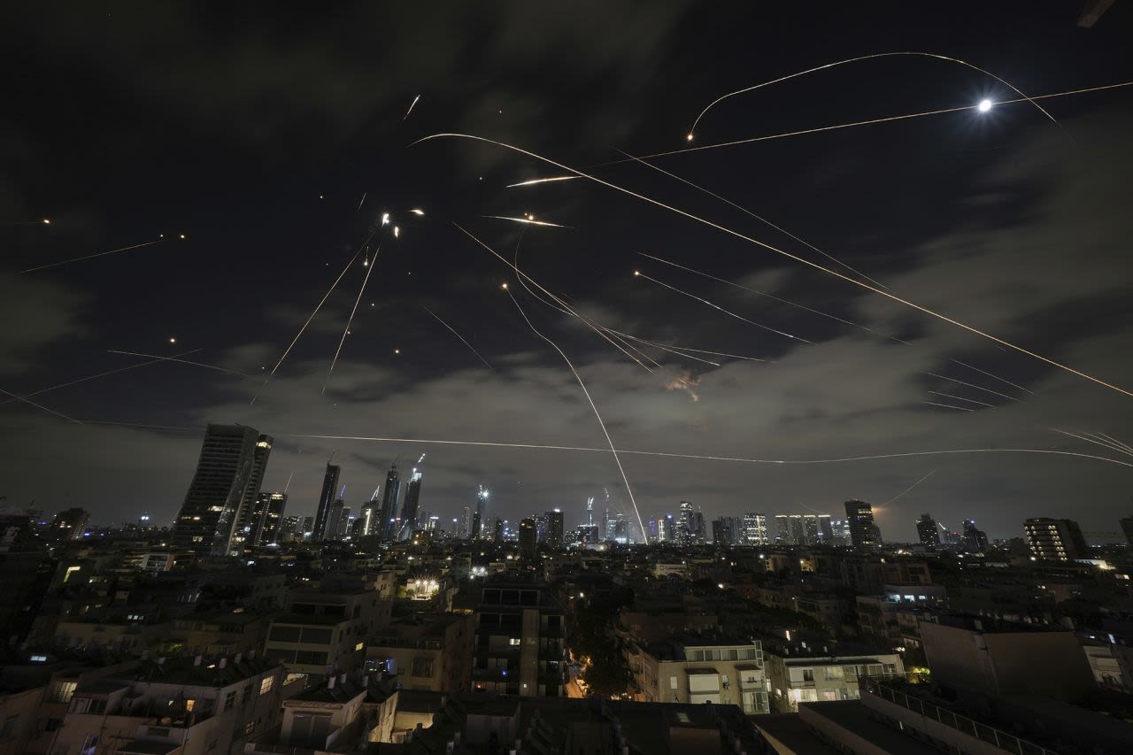 El sistema de defensa aérea israelí Iron Dome dispara para interceptar misiles durante un ataque iraní sobre Tel Aviv, Israel, el domingo.