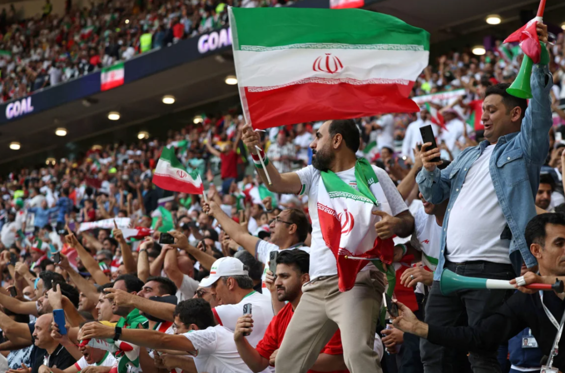 Los aficionados de Irán celebran al final del partido de fútbol del Grupo B de la Copa Mundial Masculina Qatar 2022 entre Gales e Irán en el Estadio Ahmad Bin Ali en Al-Rayyan, al oeste de Doha, el 25 de noviembre de 2022.