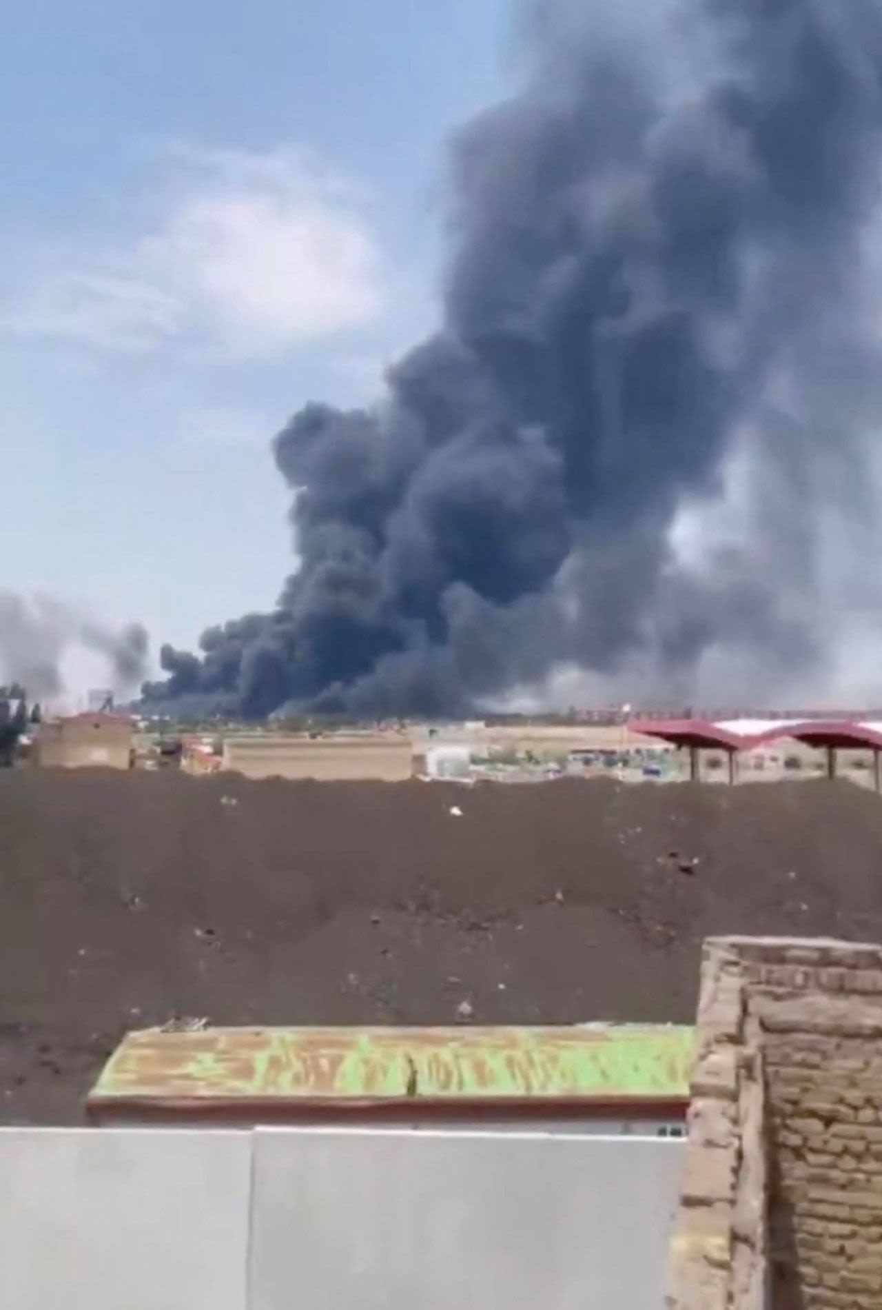 Humo se eleva del aeropuerto iraní de Tabriz el viernes.