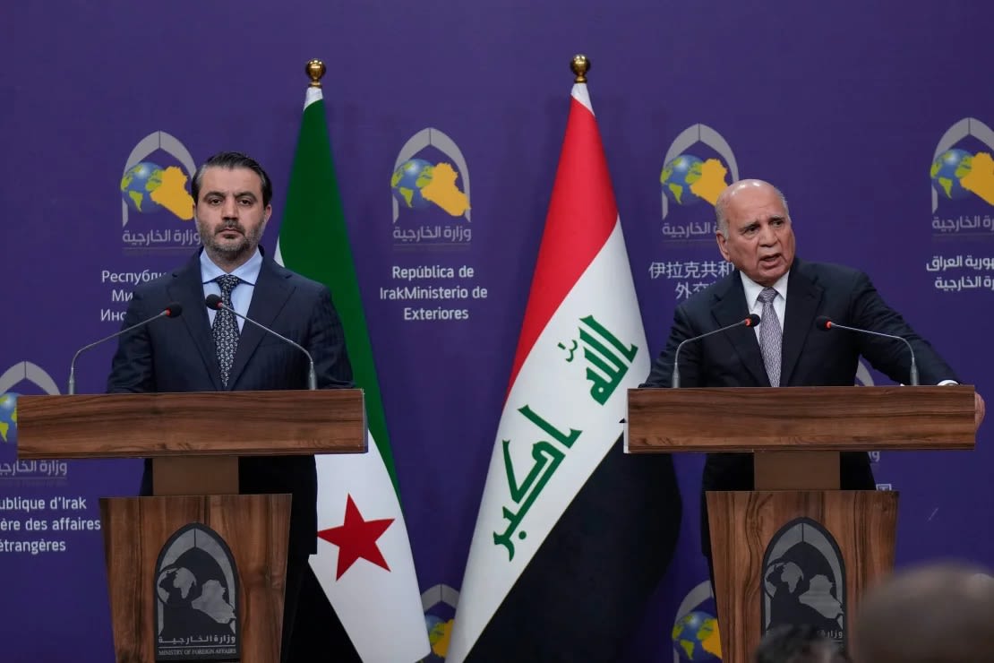 El ministro de Asuntos Exteriores de Iraq, Fouad Hussein (derecha), habla durante una conferencia de prensa con su homólogo sirio, Asaad Hassan al-Shibani, tras su reunión en Bagdad, Irak, el viernes 14 de marzo de 2025.