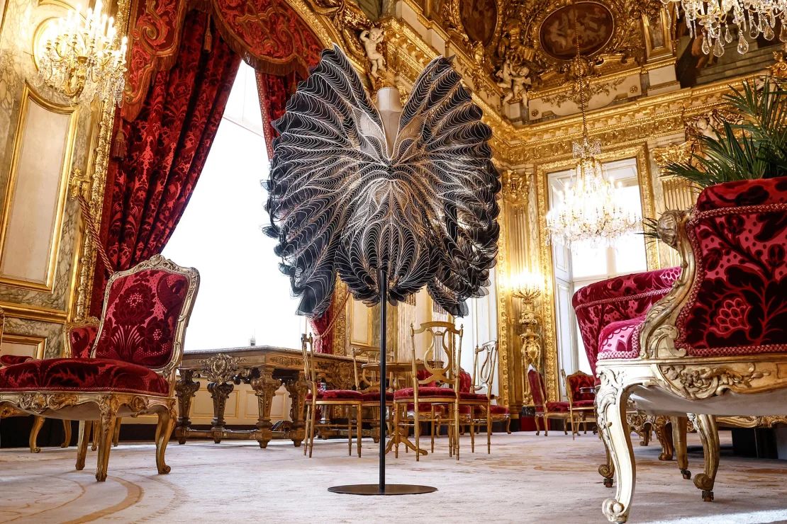 Y también aparece uno de la colección de Alta Costura Otoño-Invierno 2018-2019 de la diseñadora holandesa Iris Van Herpen.