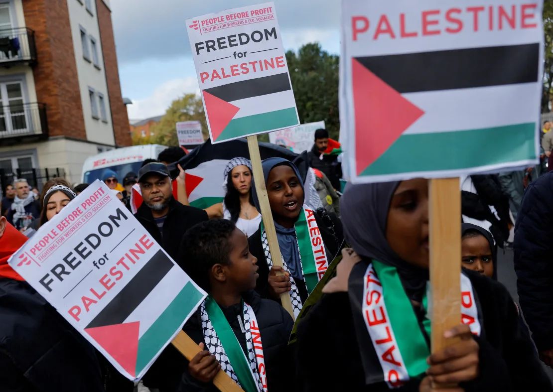 Manifestantes se reúnen junto a la embajada de Israel durante una marcha "Stand with Palestine" en solidaridad con Gaza, en Dublín, Irlanda, el 14 de octubre de 2023.