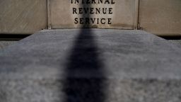 Un cartel se ve en el edificio del Servicio de Impuestos Internos (IRS, por sus siglas en inglés) de EE.UU. el 20 de febrero de 2025. REUTERS/Kent Nishimura