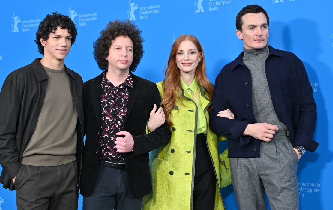 El bailarín Isaac Hernandez con el cineasta Michel Franco, la actriz Jessica Chastain y el actor Rupert Friend.