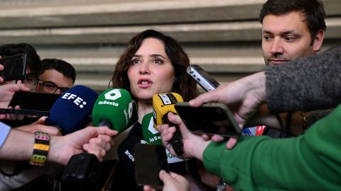 Isabel Díaz Ayuso, presidenta de la Comunidad de Madrid, habla con los periodistas durante el evento de inauguración de la F1 Madrid el 25 de abril de 2025 en Madrid, España.
