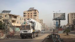 Un camión que transporta ayuda humanitaria circula por el centro de Gaza.