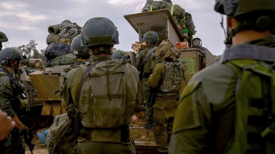 Reservistas preparan sus pertenencias antes de entrar en Gaza en un punto de concentración cerca de la frontera con Gaza, en el sur de Israel, el 14 de diciembre de 2023.