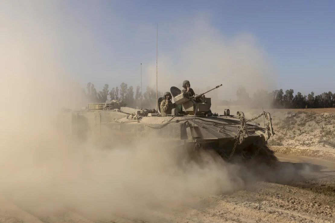 Soldados israelíes subidos a un vehículo blindado de transporte de militares cerca de la frontera con Gaza, desde una posición en el lado israelí de la frontera, en el sur de Israel, el 8 de mayo