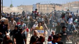 La gente se reúne mientras los palestinos reciben suministros de ayuda de la Fundación Humanitaria de Gaza, respaldada por Estados Unidos, en el centro de la Franja de Gaza, el 29 de mayo de 2025.
