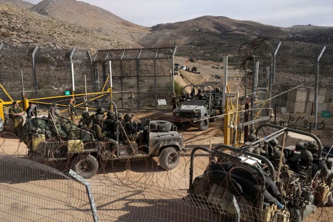 Vehículos blindados israelíes en la zona desmilitarizada de la zona de amortiguamiento en los Altos del Golán.