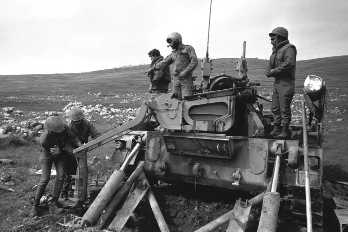 Artillería israelí en el monte Hermón en 1974.