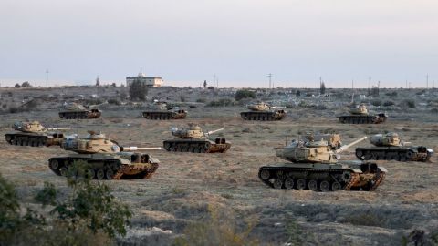 Vehículos militares egipcios mantienen una posición cerca del cruce fronterizo de Rafah entre Egipto y Gaza, en medio de un alto el fuego entre Israel y Hamas, en Rafah, Egipto, el 19 de enero.