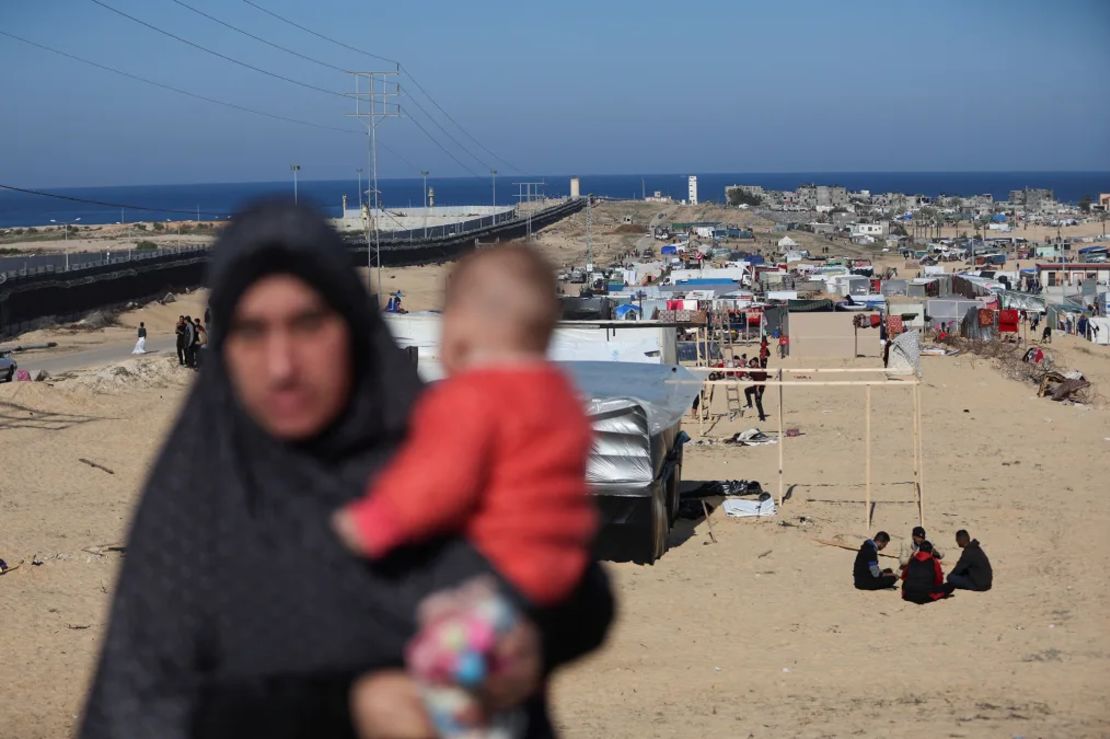 Palestinos desplazados, que huyeron de sus hogares debido a los ataques israelíes, buscan refugio en Rafah, en el sur de Gaza cerca de la frontera con Egipto, el 7 de enero.