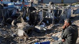 Un hombre palestino observa la escena donde un ataque israelí mató al líder político de Hamas Salah al-Bardaweel y a su esposa, en Khan Younis, en el sur de Gaza, el domingo.