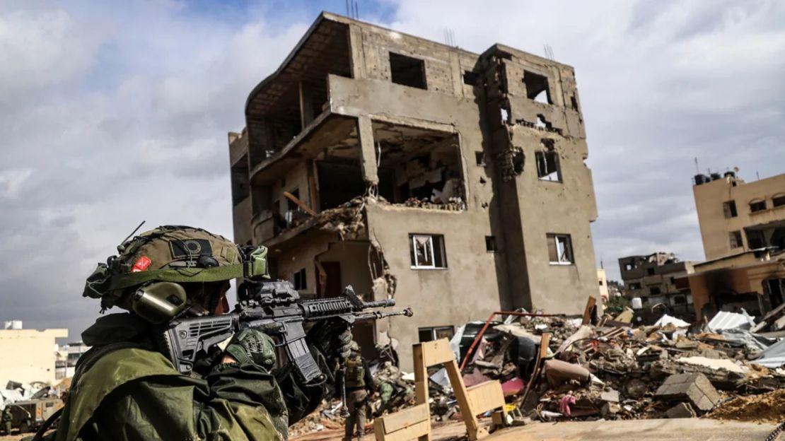 Un soldado israelí frente a un edificio destruido en la ciudad de Khan Younis en Gaza el 27 de enero de 2024.